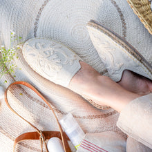 Load image into Gallery viewer, Delilah espadrilles Flats