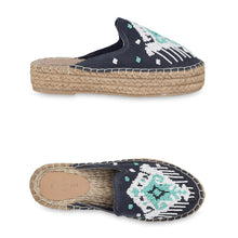 Load image into Gallery viewer, A pair of Foot-Friendly Warp Espadrilles Haut Platform, juttis for women against a white background