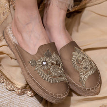 Load image into Gallery viewer, Image of the Ottoman Espadrilles Gold Haut Trendy Platform, Shoes for women against a golden background