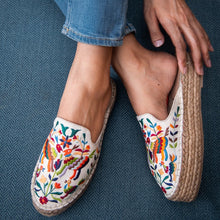 Load image into Gallery viewer, Feet of lady wearing a Exciting Diego Off-white Haut Platform Espadrilles, Ladies shoes