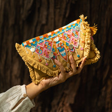 Load image into Gallery viewer, A women holding beautiful Masai Bag Beige.
