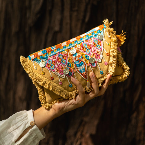 A women holding beautiful Masai Bag Beige.