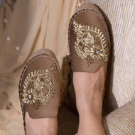 A feet of lady wearing a Ottoman Espadrilles Gold Haut Trendy Platform,shoes for Women